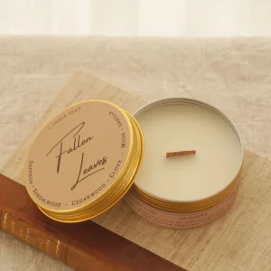 Doftljus i burk med träveke – sandelträ, vanilj & mysk – Fallen Leaves – Travel Candle