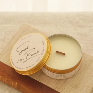 Doftljus i burk med träveke – kardemumma & bergamott – Sunset at the Beach – Travel Candle