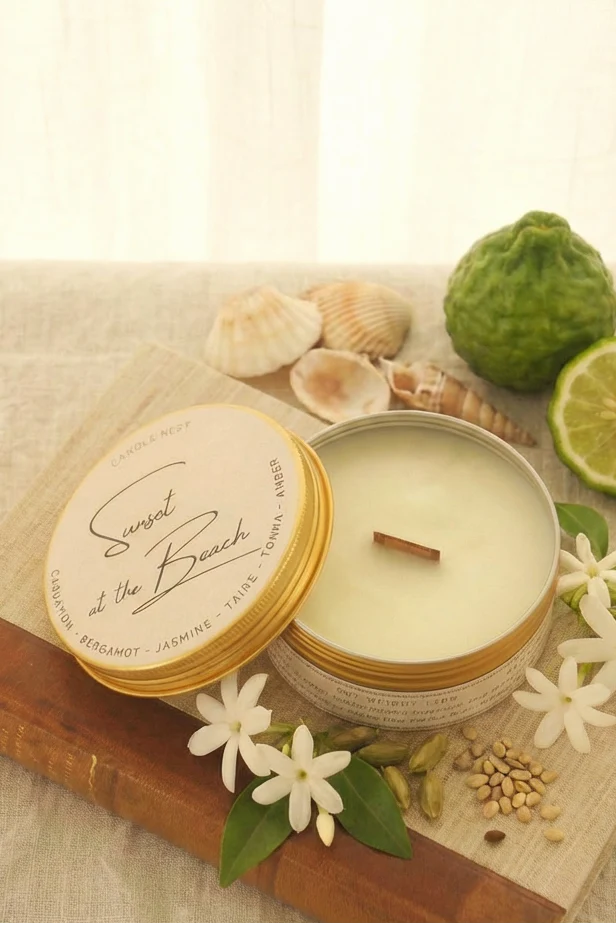 Doftljus i burk med träveke – kardemumma & bergamott – Sunset at the Beach – Travel Candle - Bild 3