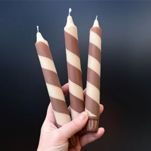 Cocoa Twist-stearinljus – handdekorerade ljus i chokladbrunt och krämvitt | 100 % stearin